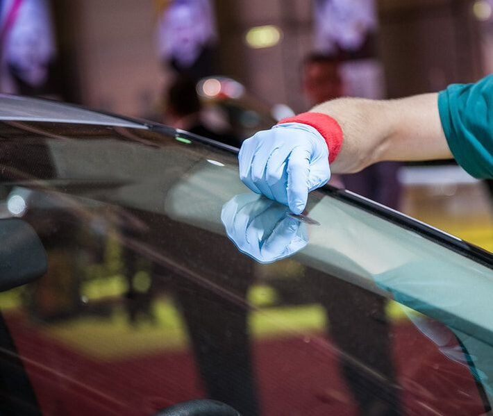 Windshield ding repair technician in El Paso, TX
